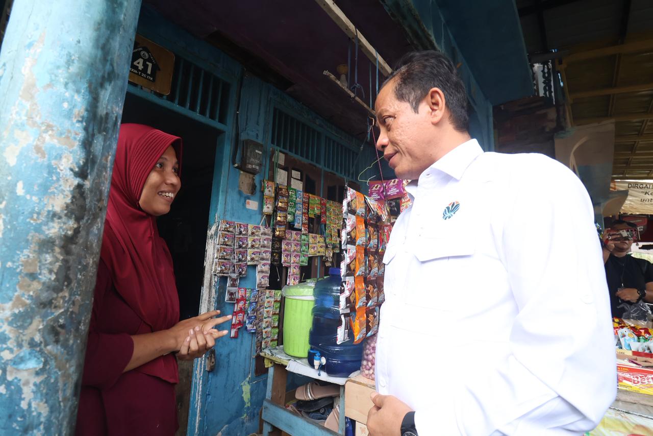 Menteri LH Hanif Faisol bertanya langsung kepada masyarakat terkait pengelolaan sampah.