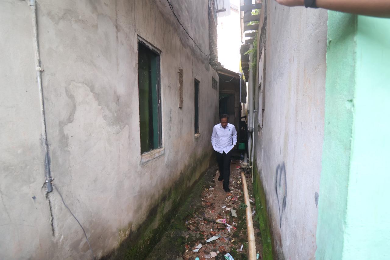 Menteri LH Hanif Faisol memilih blusukan ke gang-gang sempit di Balikpapan untuk menilai kelayakan kota ini dalam meraih Adipura.