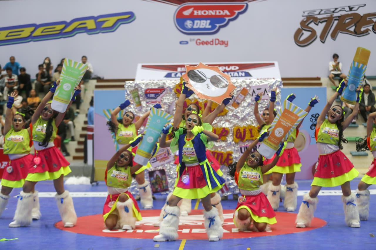 Tim dance The Wingx dari SMA Katolik WR Soepratman Samarinda tampil penuh warna dalam ajang Azarine DBL Dance Competition di Samarinda.