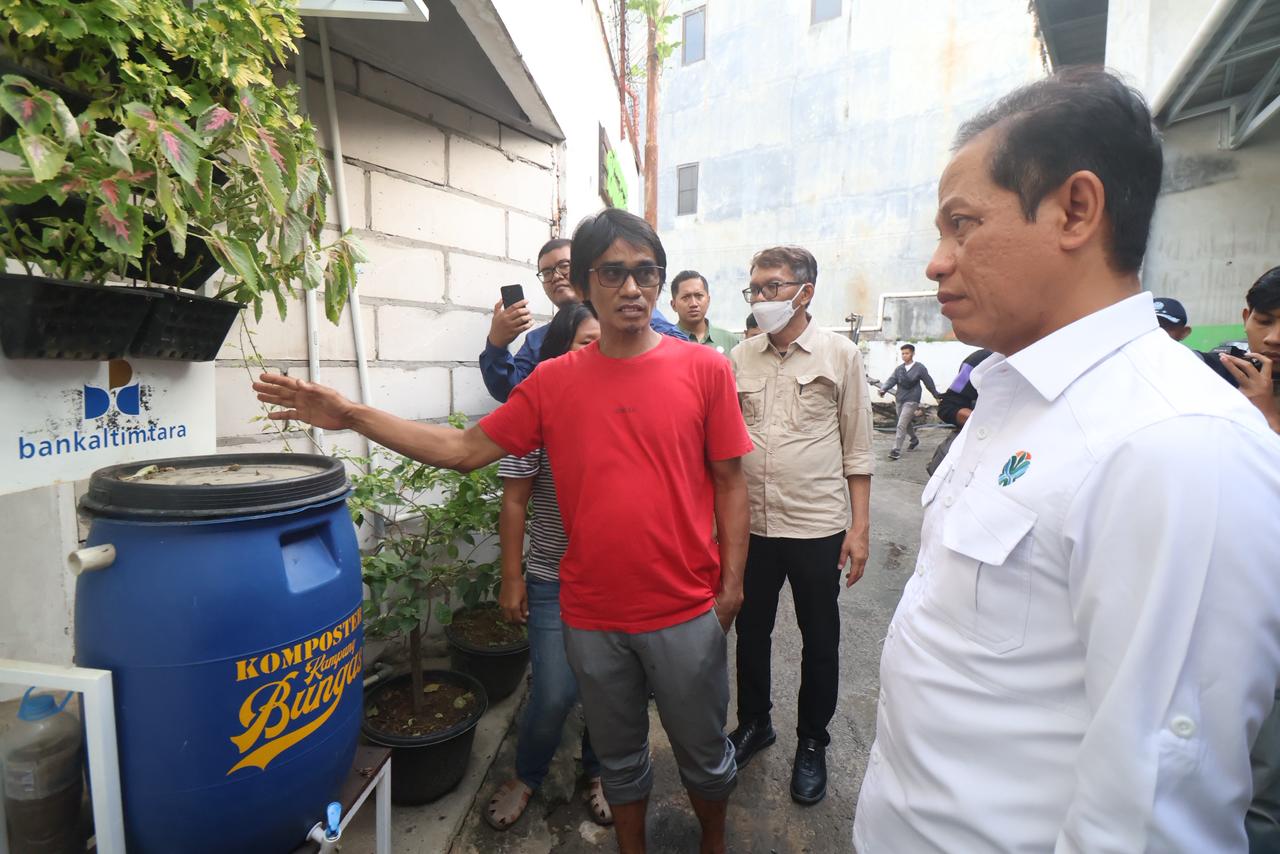 Menteri LH Hanif Faisol berbincang dengan warga Balikpapan terkait kebiasaan mengelola sampah rumah tangga.