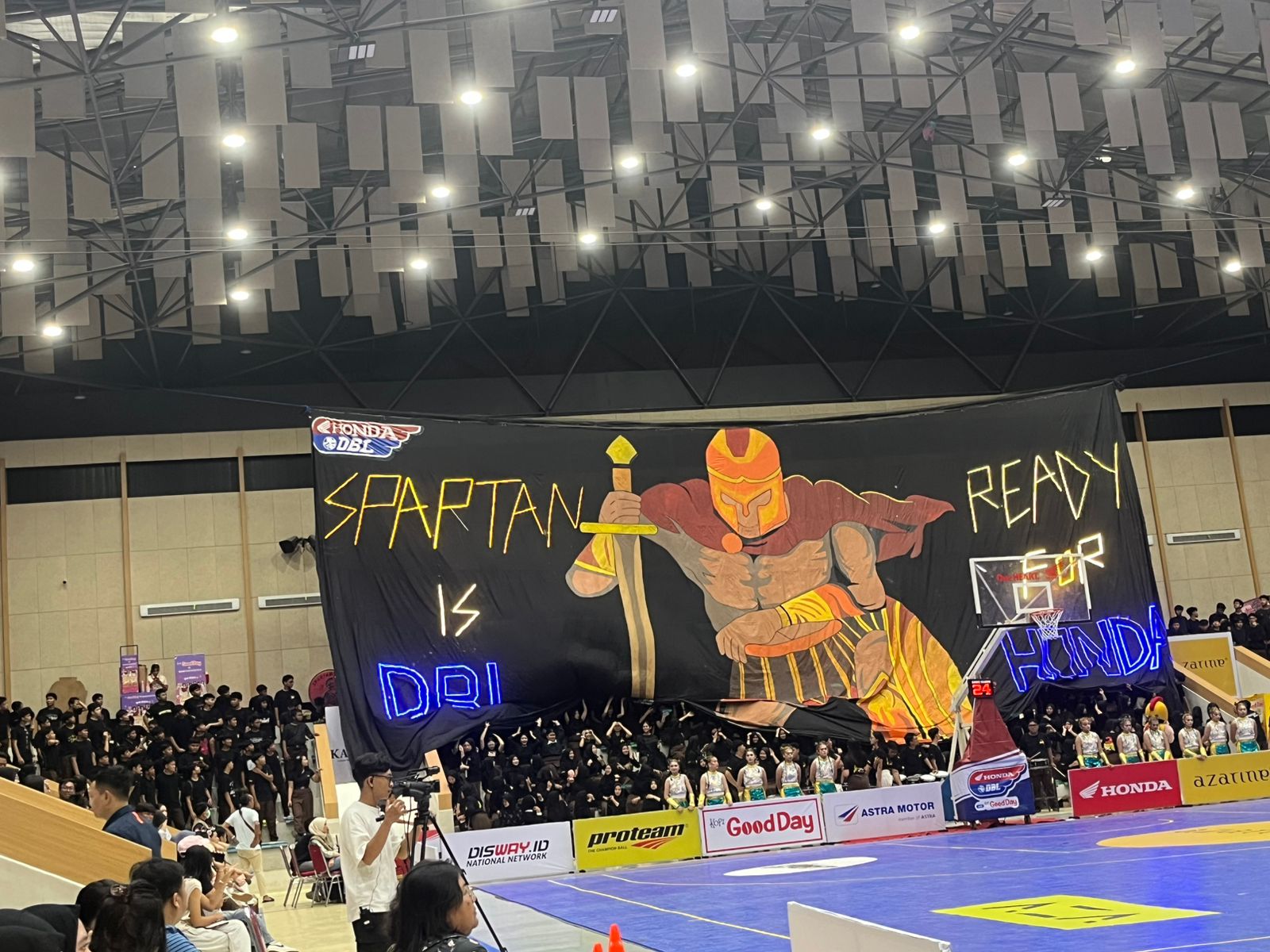 Ratusan suporter Spartan Smansa memadati tribun GOR Segiri Samarinda saat mendukung SMAN 1 Samarinda di ajang Honda DBL with Kopi Good Day 2025&ndash;2026 East Kalimantan.