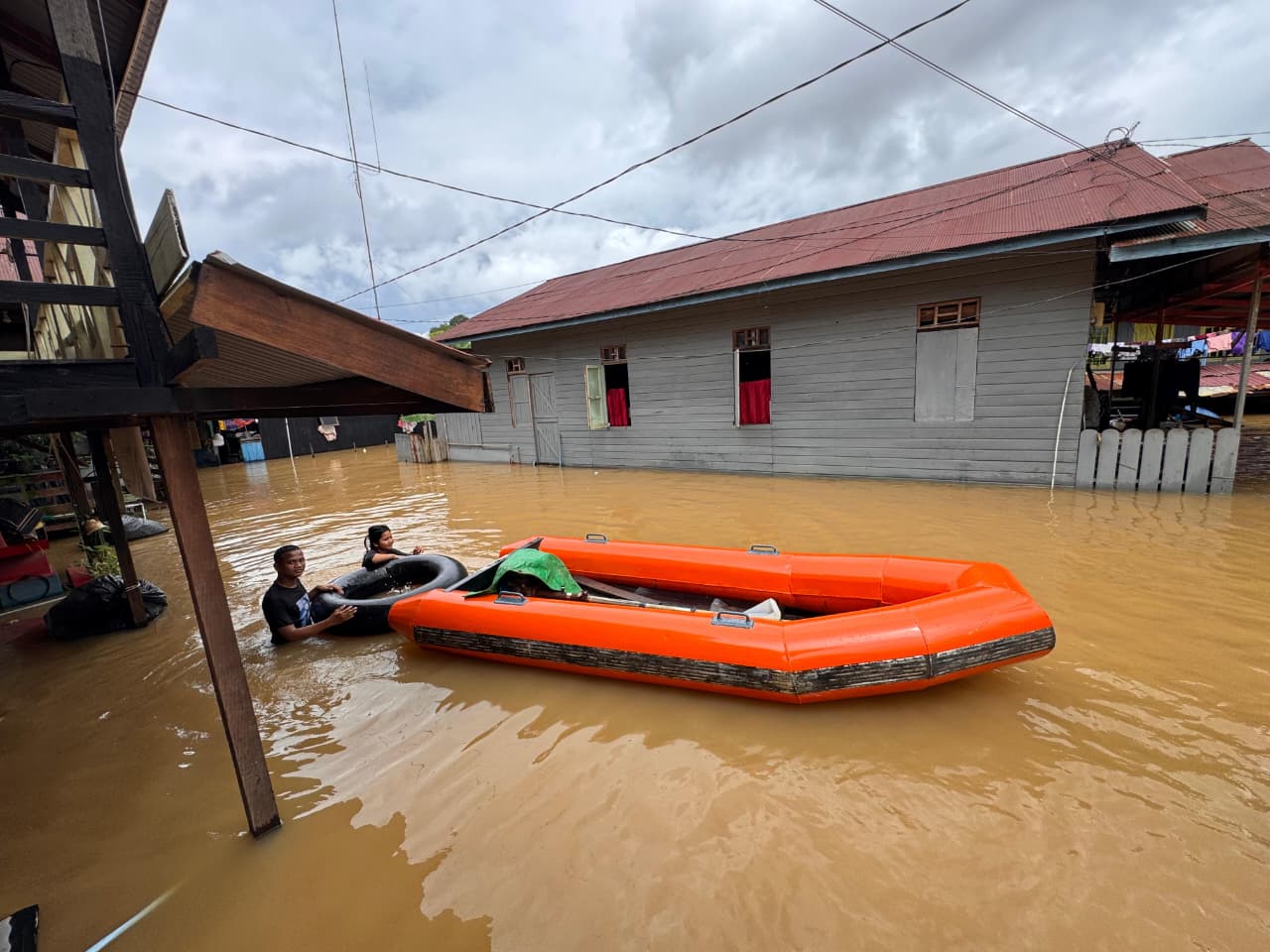 TERGENANG: Kondisi banjir di Jalan Gunung Teknik, Gang Tepian Teknik, Desa Sangatta Selatan, Kutim, dengan ketinggian air mencapai leher orang dewasa, Jumat (6/2).