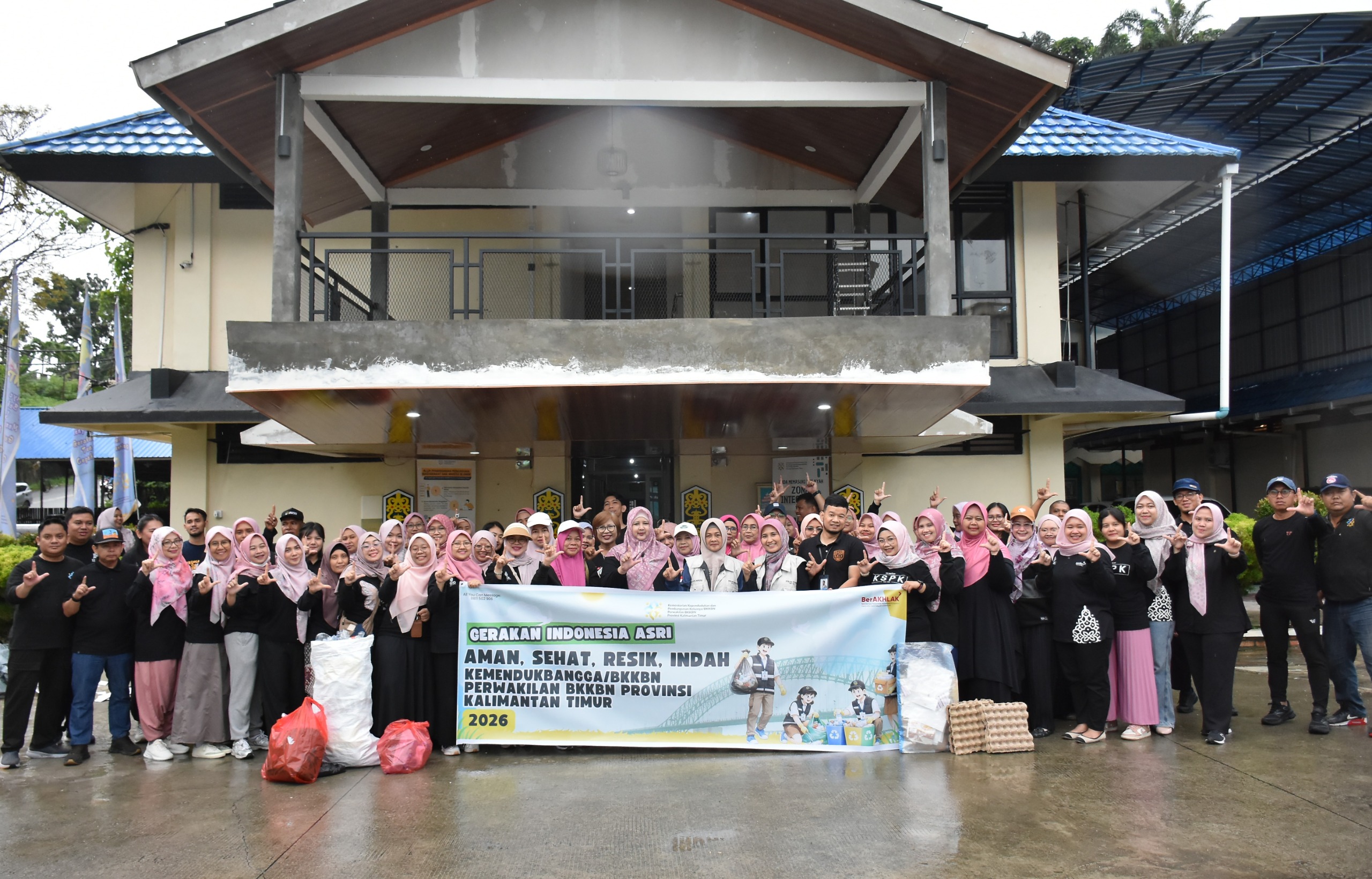 Dalam mewujudkan lingkungan yang bersih, aman, sehat, dan nyaman bagi seluruh masyarakat, Kemendukbangga/BKKBN melaksanakan kegiatan bersih-bersih di lingkungan kantor pada Jumat (6/2/2026).