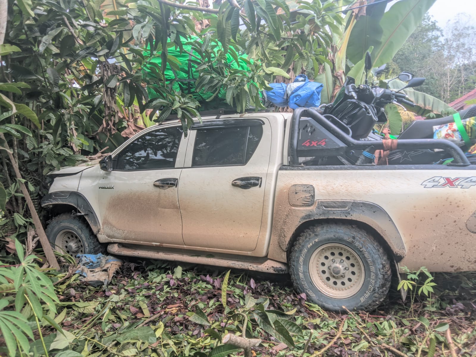 HANTAM WARUNG: Kendaraan yang mengalami kecelakaan tunggal, menabrak warung warga, hingga saat ini belum dievakuasi.