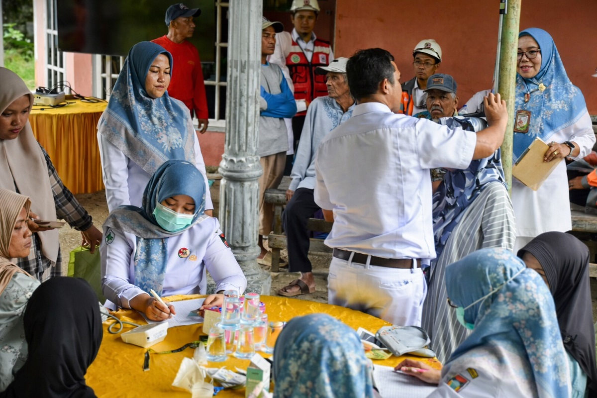 Ilustrasi warga mengantre layanan kesehatan di puskesmas. BPJS Kesehatan menegaskan peserta JKN PBI nonaktif tetap berhak mendapat layanan darurat.