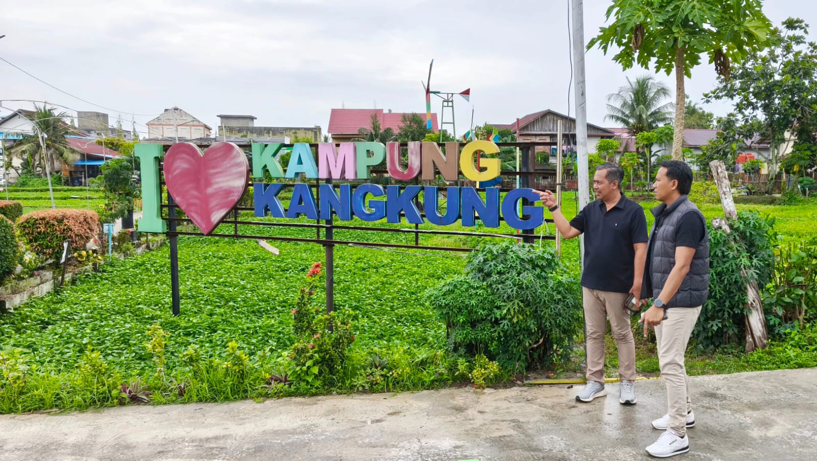 Plt Lurah Sumber Rejo Budi didampingi Ketua Panitia Acara Yudhie Eka Putra saat meninjau lokasi acara di Wisata Edukasi Kang Bejo.