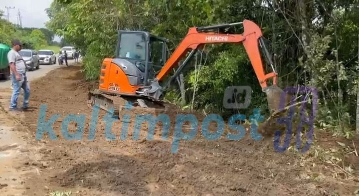 Penanganan ruas jalan di kawasan Waruk yang jadi langganan&nbsp; tanah menumpuk dijalan aspal menggunakan satu eskavator mini.  &nbsp;