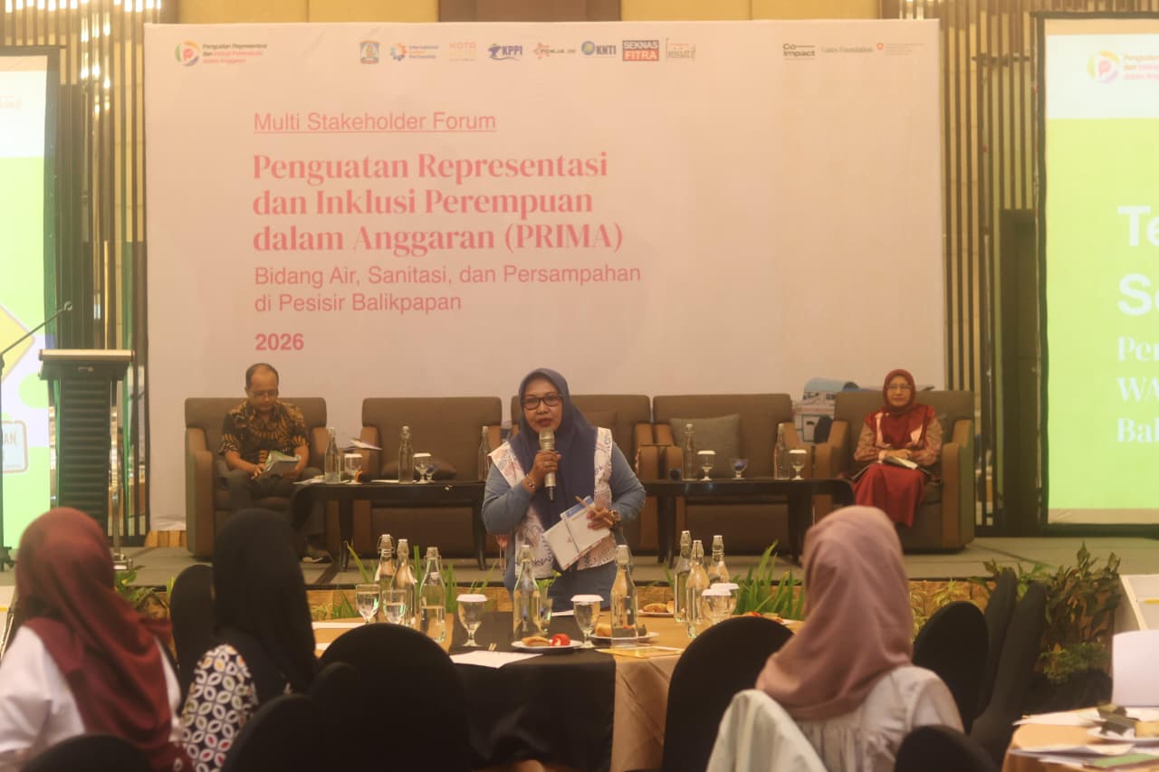 Perwakilan KPPI Balikpapan Mutmainnah menjelaskan hasil audit sosial masyarakat di Kelurahan Manggar Baru.  &nbsp;