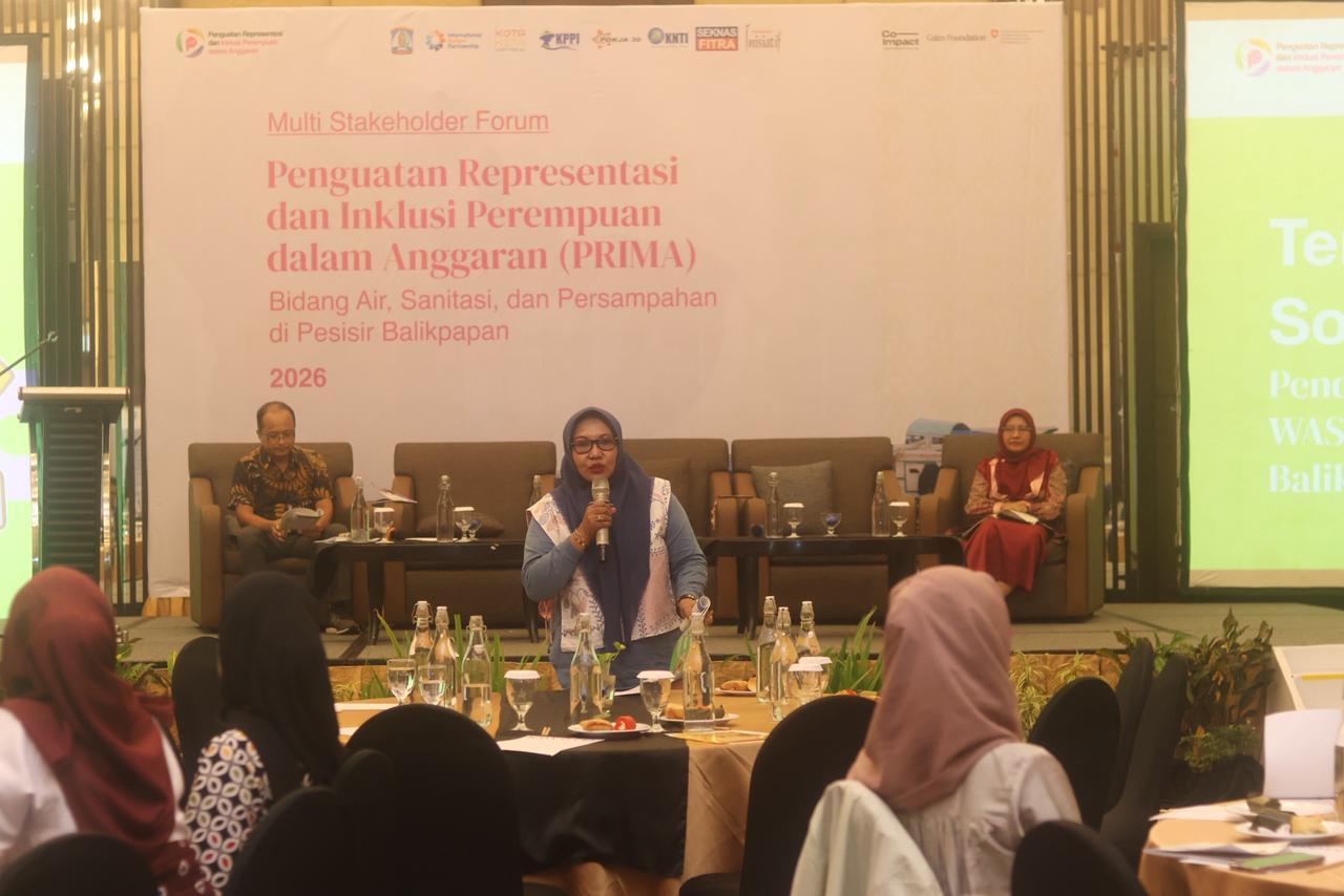Perwakilan KPPI Balikpapan Mutmainnah memaparkan hasil audit sosial.  &nbsp;