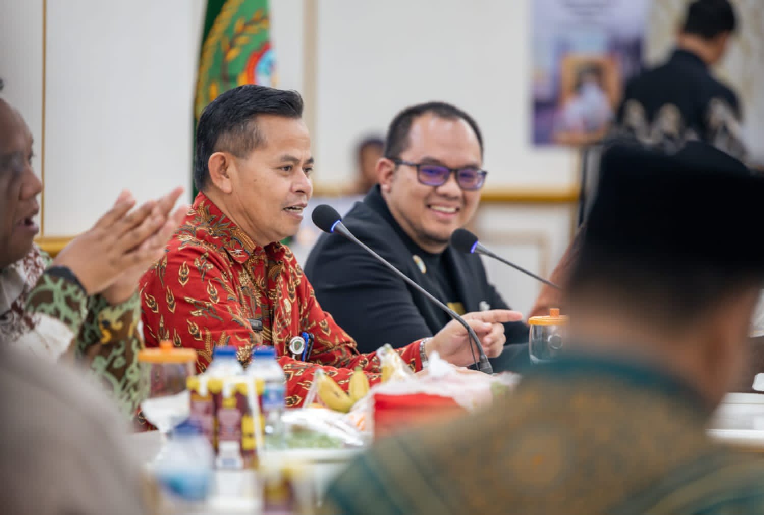 Tohar (batik merah) menilai kehadiran perbankan syariah memberi alternatif yang lebih terstruktur dalam membantu masyarakat mempersiapkan kebutuhan ibadah.  &nbsp;