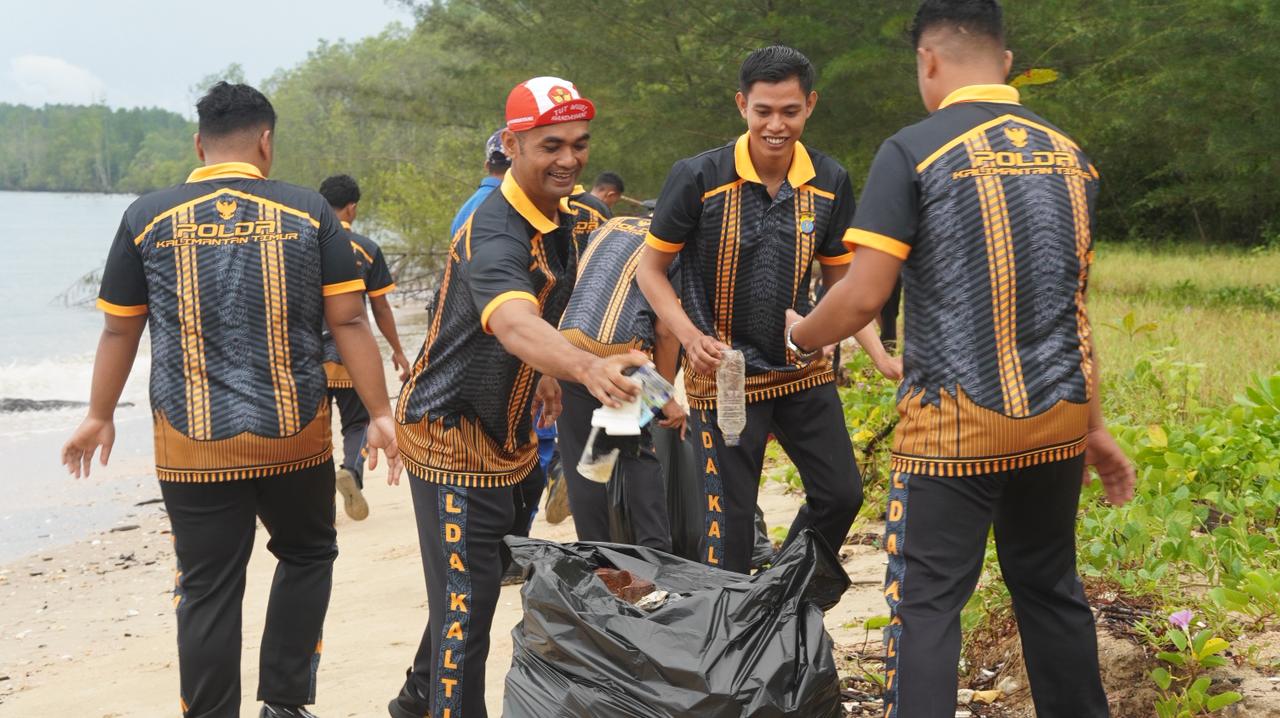 Personel Polres PPU saat bersih-bersih pantai dalam program Jumat Bersih Pantai.