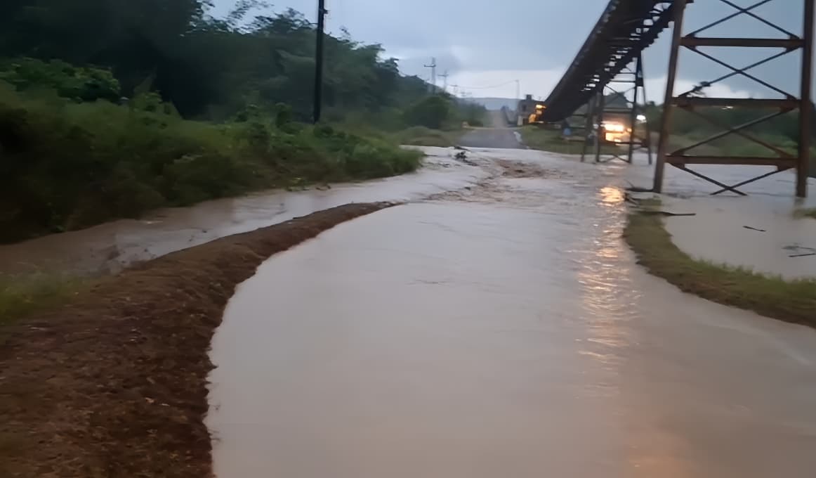 GENANGAN: Kondisi air limpasan yang menggenangi jalan di area konsesi KPC, Kamis (5/2). Genangan ini sempat menghambat kepulangan sejumlah karyawan sebelum akhirnya ditangani pihak perusahaan.