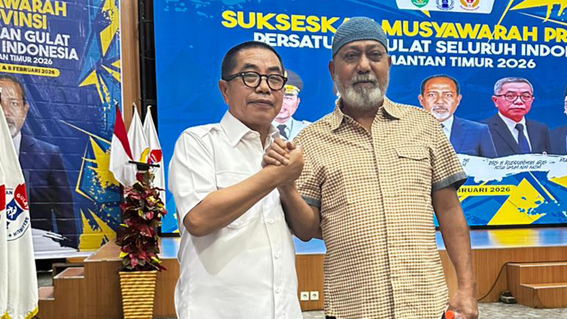 BERDEDIKASI: Ketua KONI Kaltim Rusdiansyah Aras bersama Said Amin yang mengakhiri baktinya sebagai ketua Pengprov PGSI Kaltim.