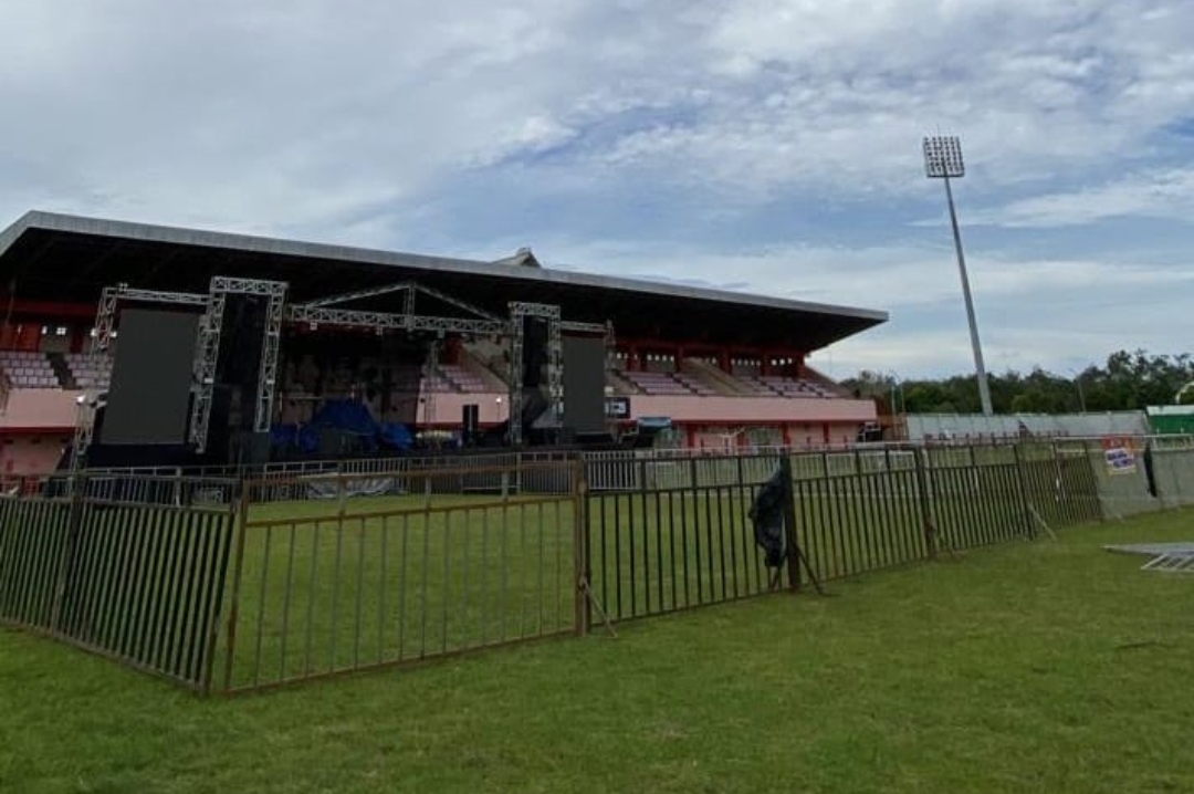 Persiapan panggung untuk perfomance Faris Adam.