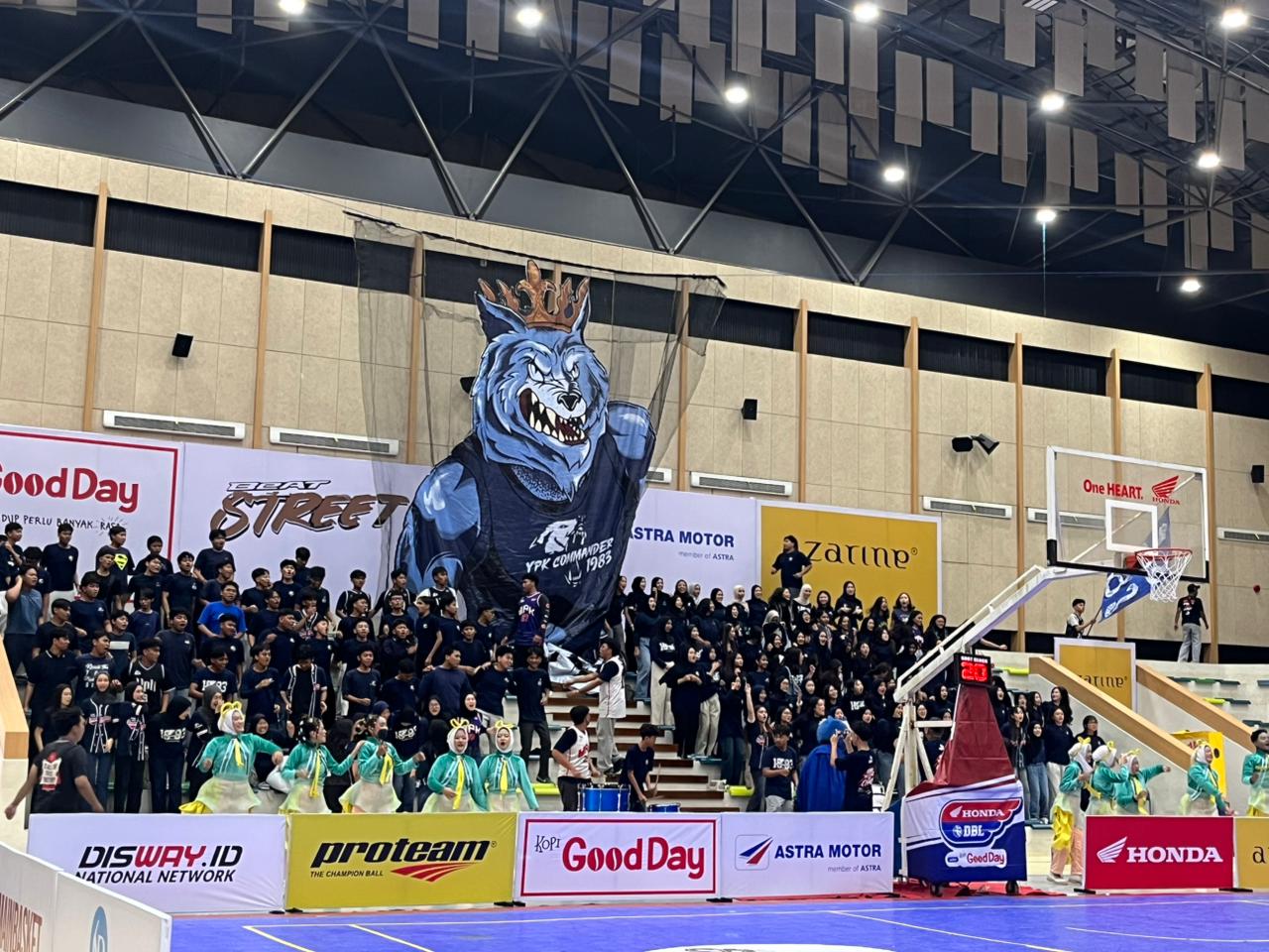 Ratusan suporter SMA YPK Bontang yang tergabung dalam Commander dengan ikon Serigala Biru memadati tribun GOR Segiri Samarinda, Sabtu (7/2).
