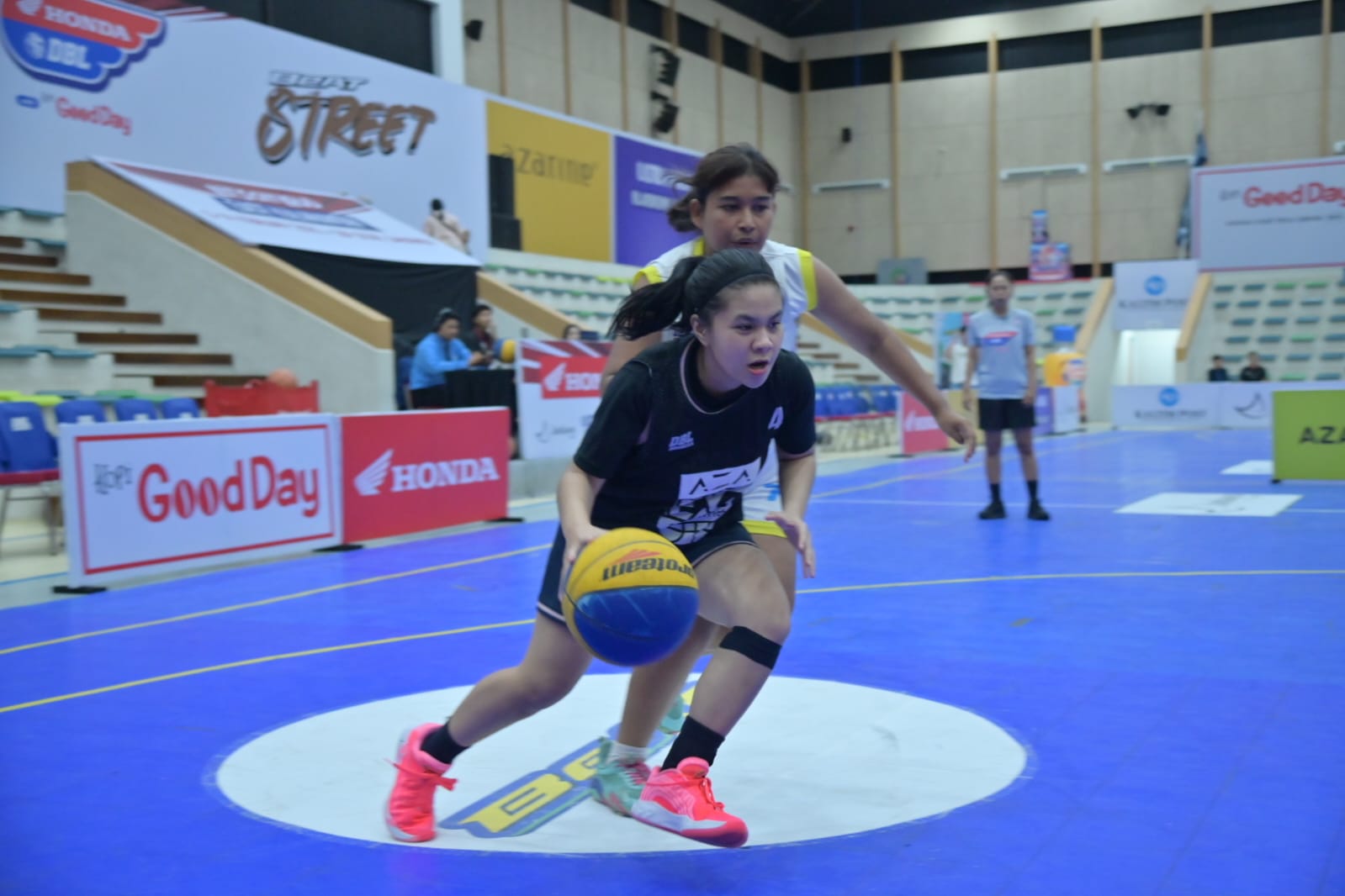 Pemain Smansa Tenggarong, Zagita Queena Isyaura, mendribel bola melewati pemain SMA 16 Samarinda pada AZA 3X3 Competition 2025&ndash;2026 East Kalimantan di GOR Segiri, Samarinda, Sabtu (7/2).