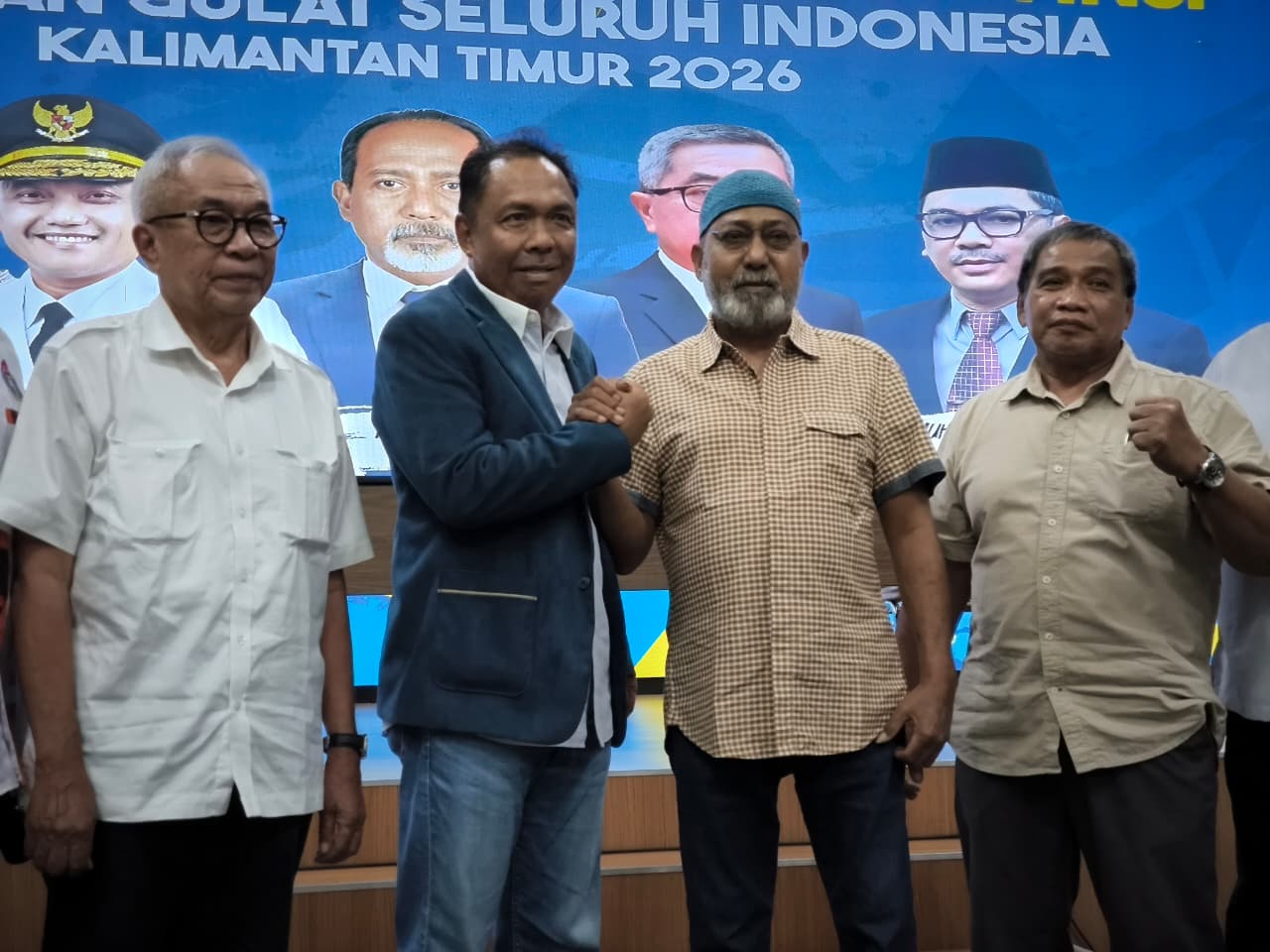 TUGAS BESAR: Agus Suwandy (kedua kiri) bersalam komando bersama Said Amin, simbol persalinan kepemimpinan di tubuh Pengprov PGSI Kaltim.