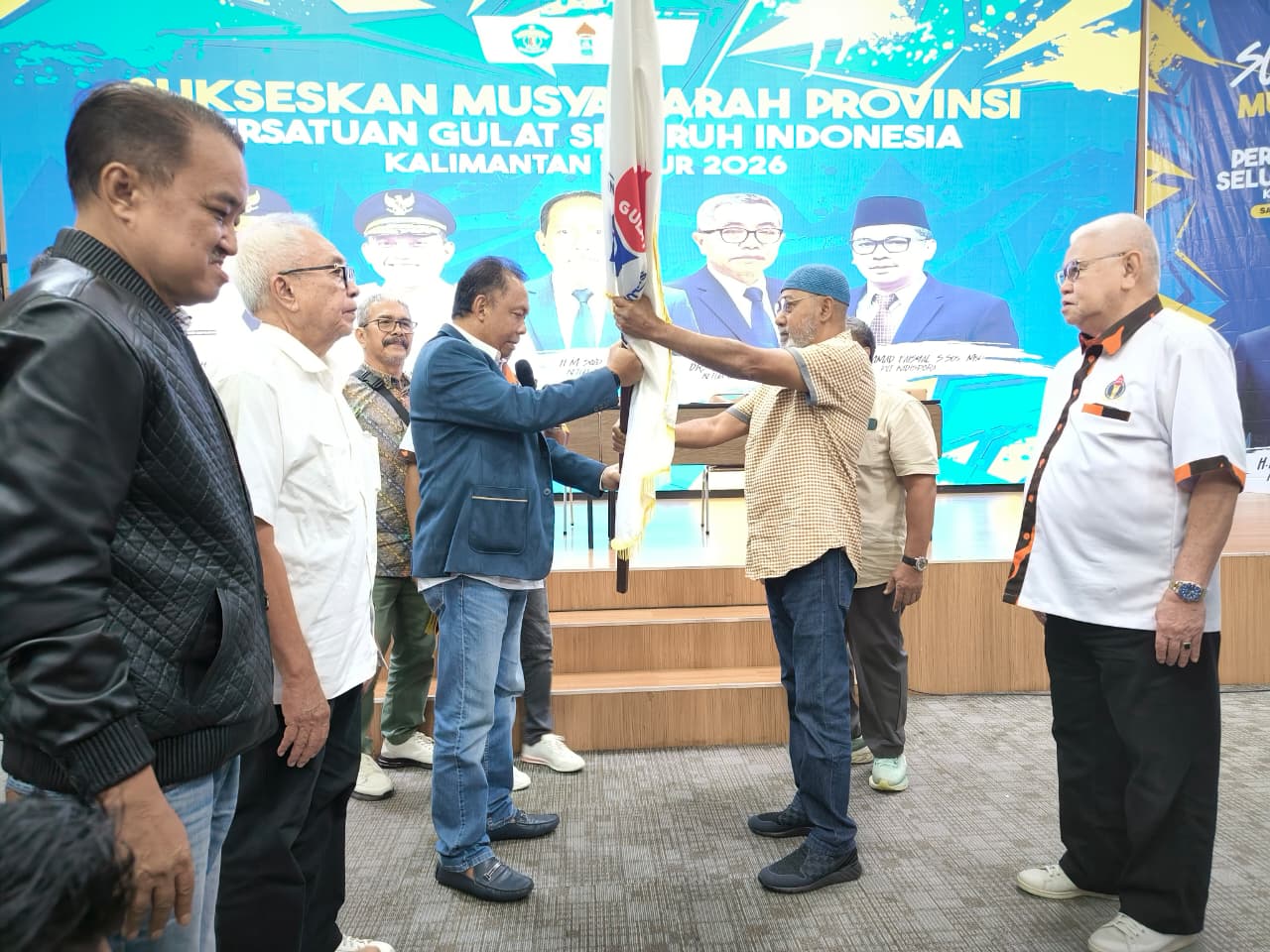 SIMBOLIS: Agus Suwandy menerima pataka PGSI dari Said Amin, setelah dirinya terpilih secara aklamasi dalam musprov.