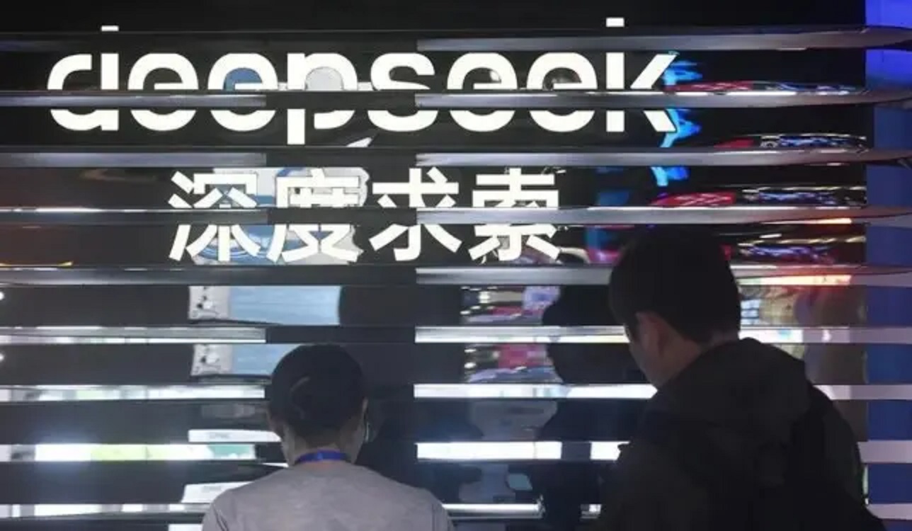 PAMERAN: Pengunjung mengamati teknologi Deepseek saat berlangsung pameran kecerdasan buatan di Tiongkok.