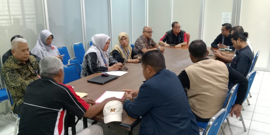 Audiensi antara LSM Guntur dengan jajaran manajemen RSUD RAPB PPU.