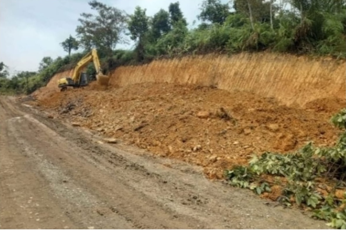 LANJUT: Pekerjaan penambahan jalur di tanjakan Gunung Odang.