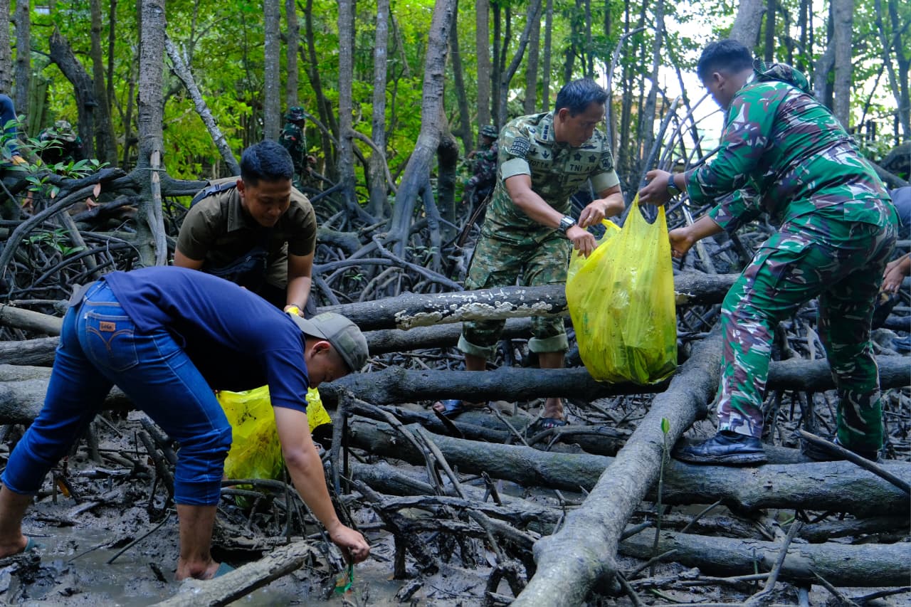 Kapendam VI/Mulawarman Kolonel Inf Gatot Teguh Waluyo memimpin aksi bersih-bersih di kawasan mangrove Somber, Balikpapan
