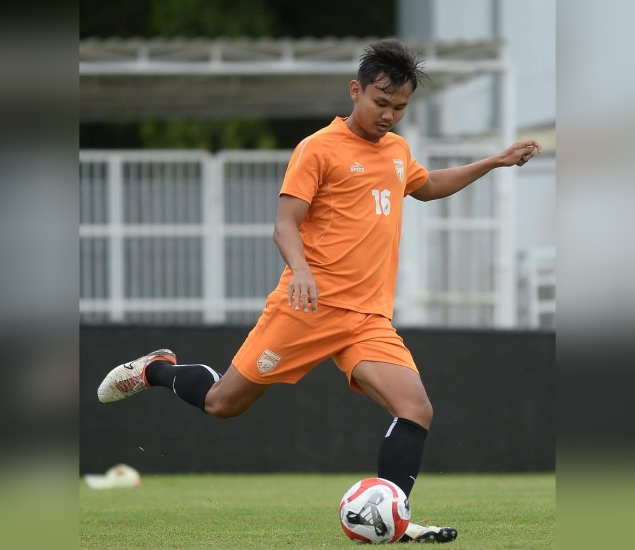 BERSIAP: Pemain bertahan Borneo FC, Komang Teguh, bersiap menghadapi striker Bhayangkara Presisi Lampung FC