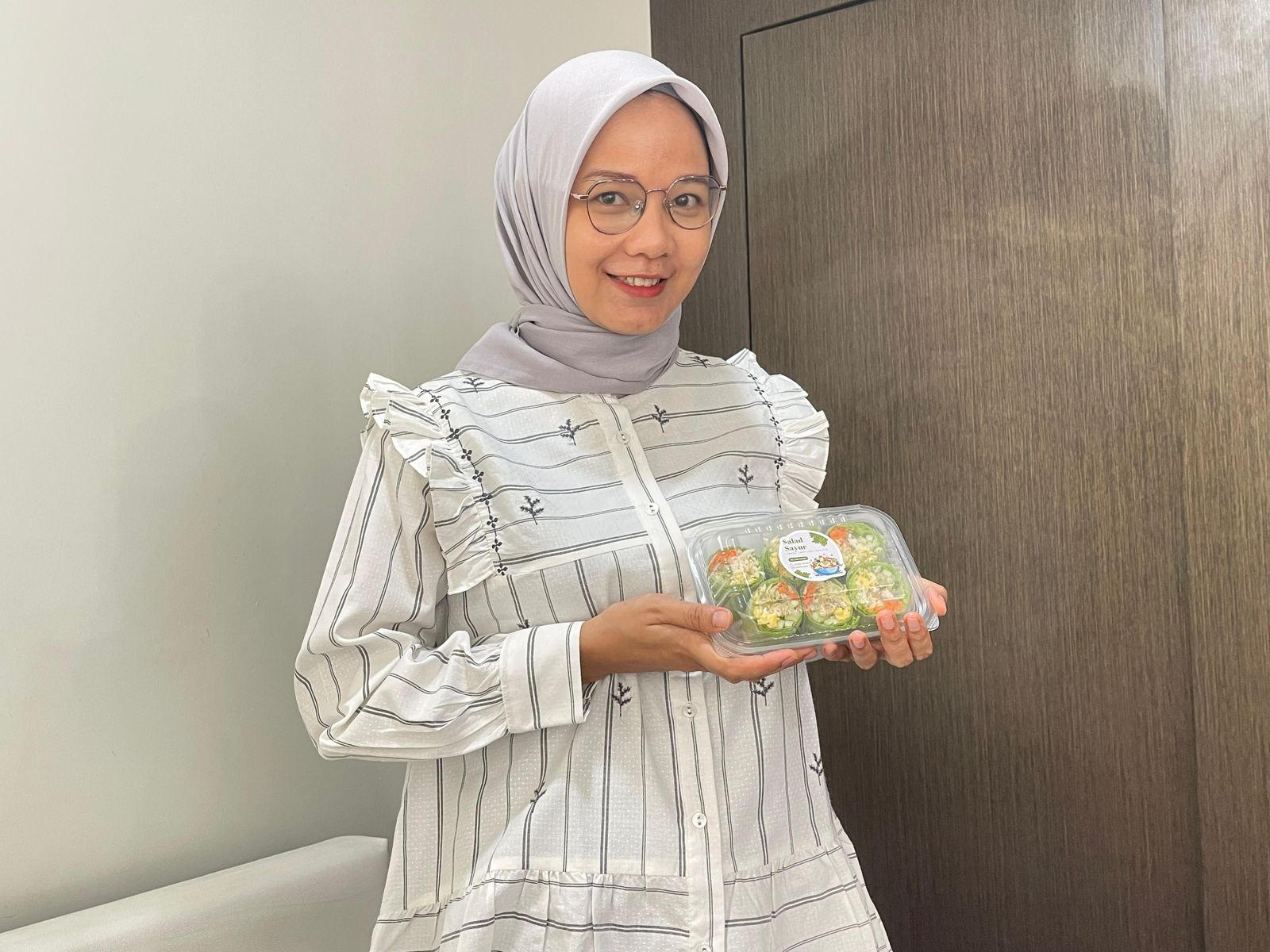 BERKAH: Neti Dwi Agustin dan produknya dari Salad Daily yang diproduksi dari rumah. Usaha tersebut berawal dari bekal diet untuk menyehatkan sang suami, kini jadi pilihan makan sehat warga Penajam.