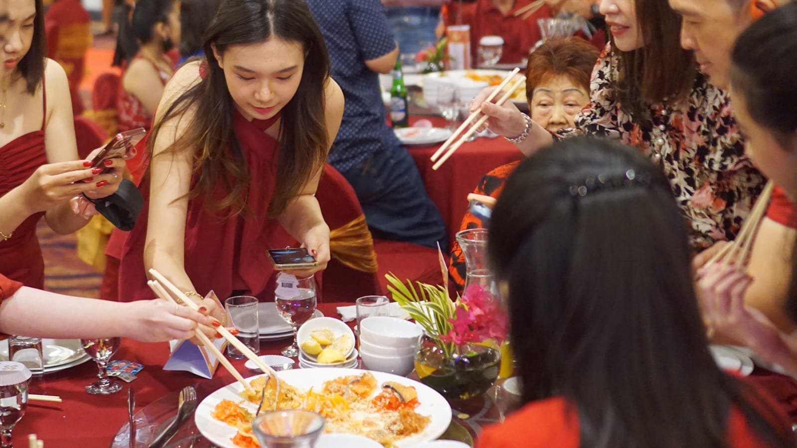 KEBERSAMAAN: Salah satu sajian ikonik adalah Yee Sang Salad, yang dalam tradisi Imlek melambangkan kemakmuran dan harapan baik.