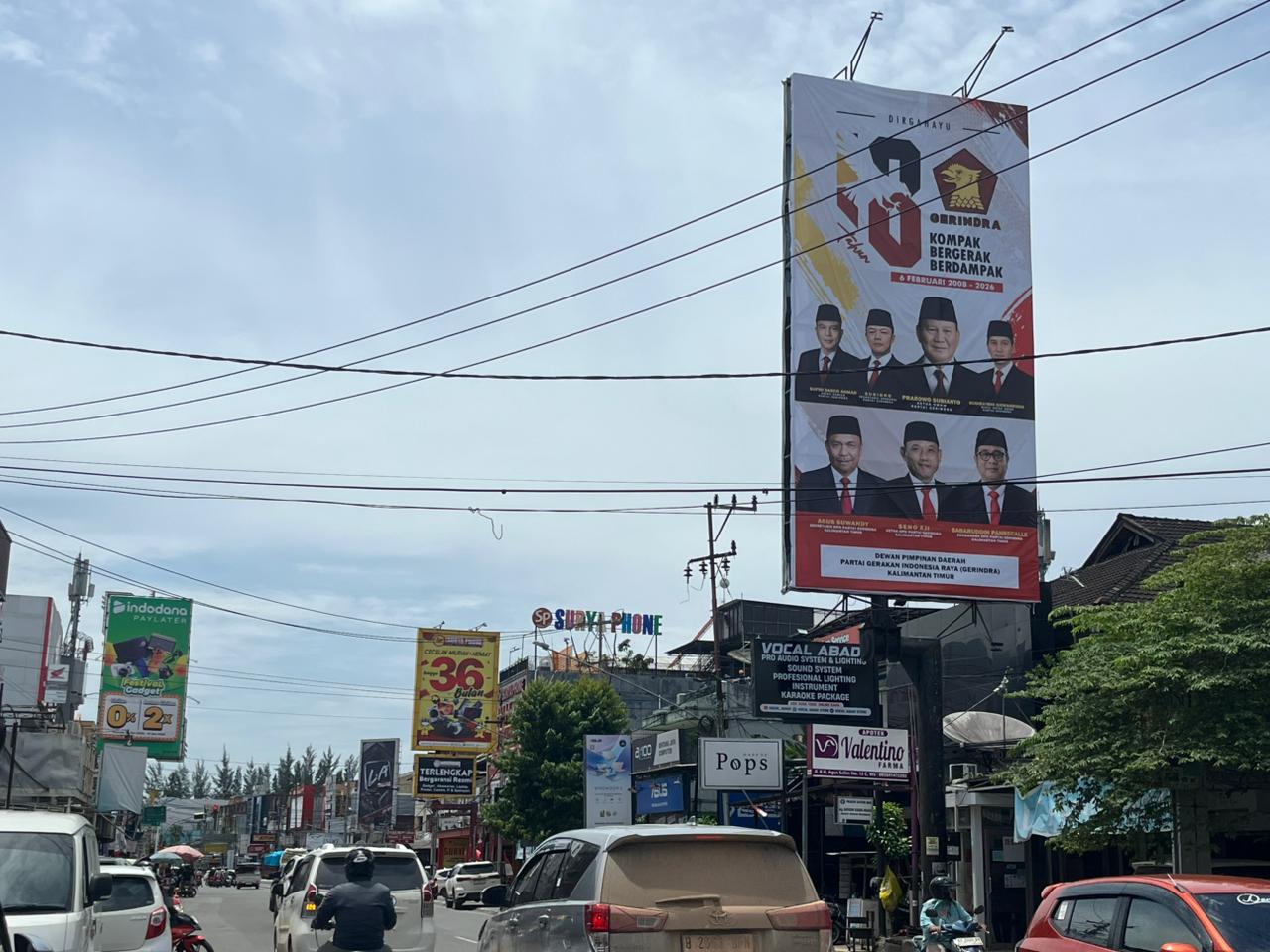 KERAPIAN: Baliho dan reklame berjejer di kawasan Jalan Agus Salim, Samarinda. Penataan media promosi luar ruang menjadi sorotan terkait instruksi penertiban spanduk.