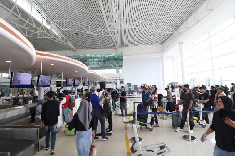 DILIRIK: Jumlah penumpang internasional yang berangkat ke luar negeri pada Desember 2025 tercatat sebanyak 6.660 orang. Angka tersebut melonjak 58,16 persen dibandingkan November 2025.
