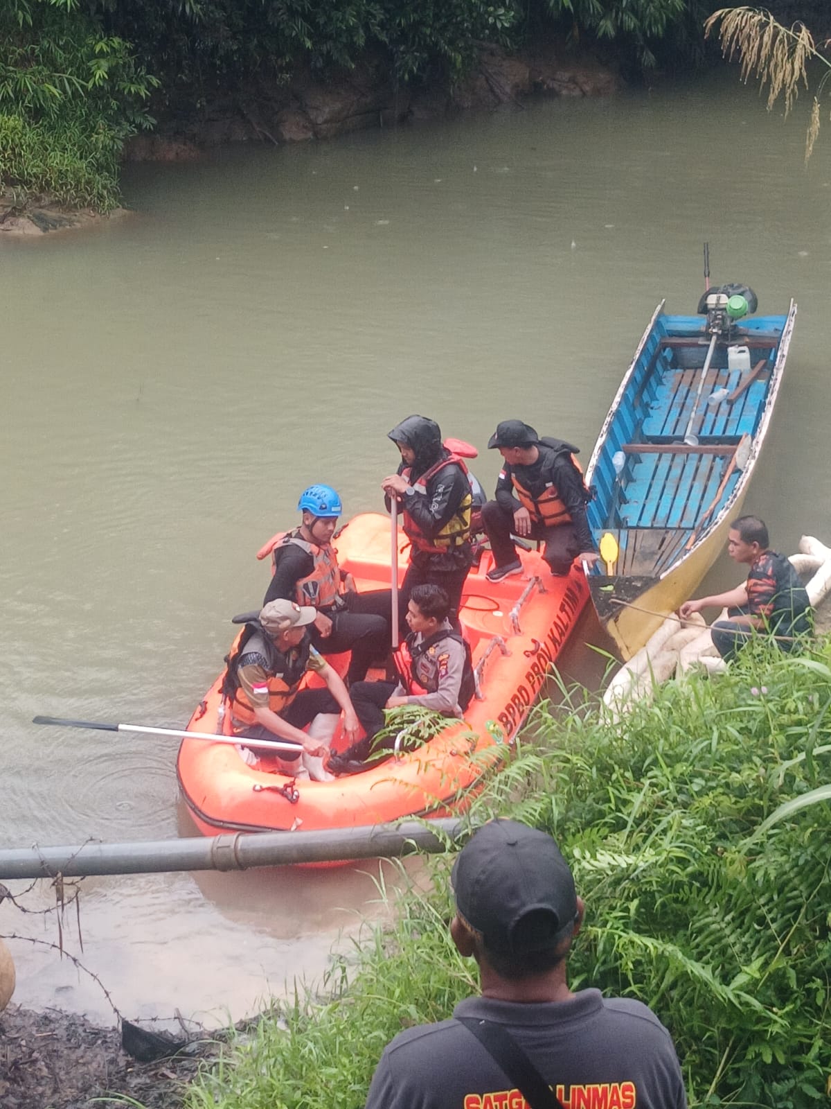 Tim gabungan melakukan proses evakuasi korban tenggelam di Sungai Kandilo, Desa Busui, Paser.