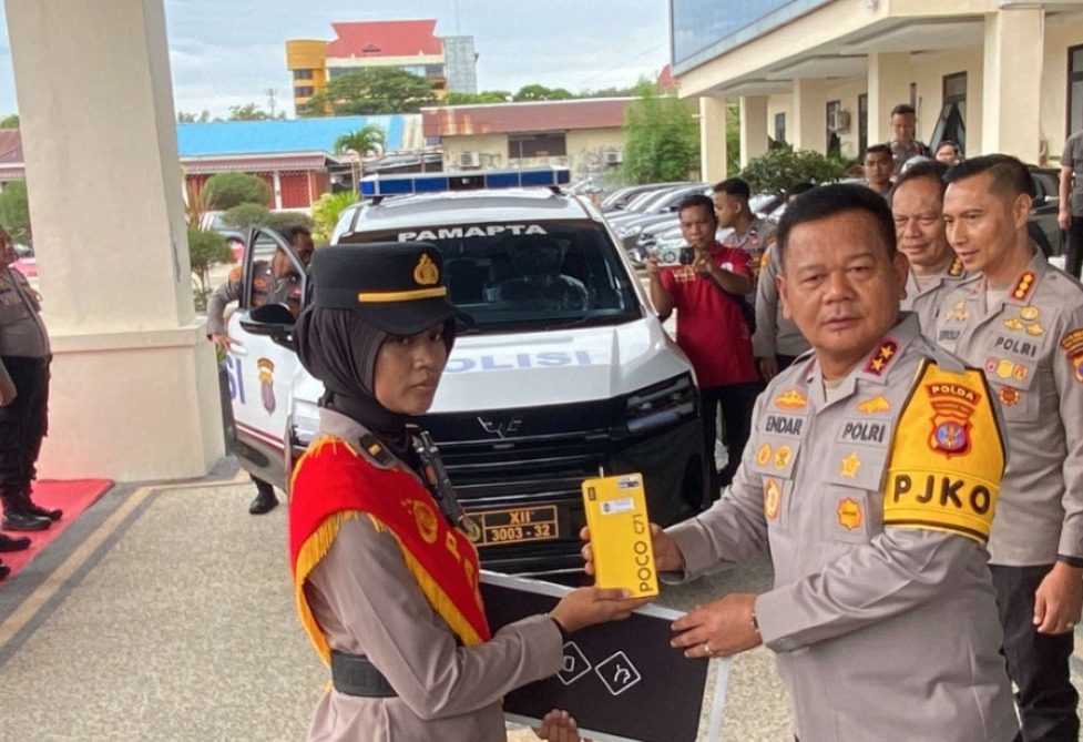 MOBIL LISTRIK: Kapolda Kaltim Irjen Pol Endar Priantoro secara simbolis menyerahkan satu mobil listrik sebagai armada dinas patroli Pamapta.