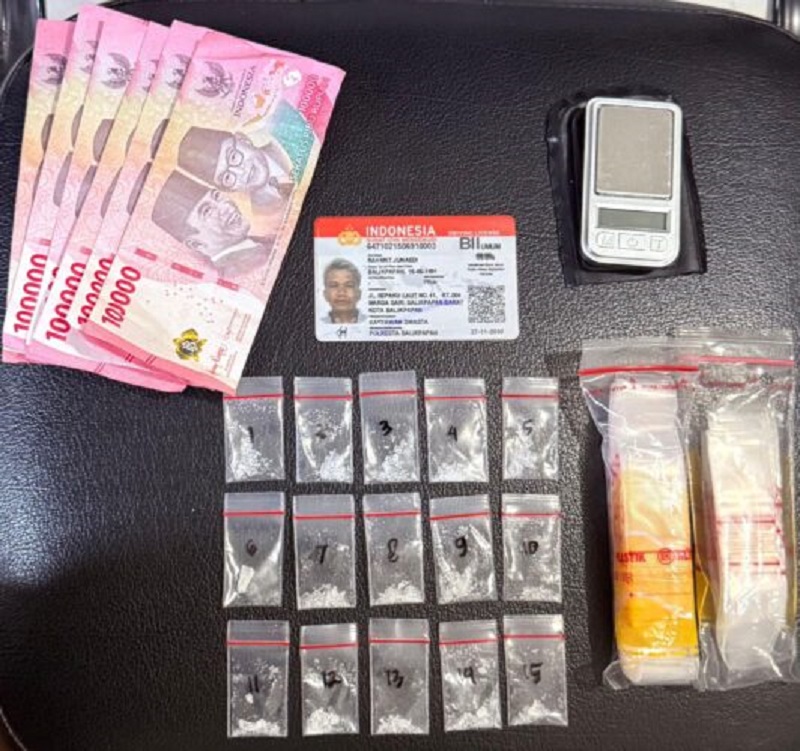 PENINDAKAN: Polisi menyita sejumlah barang bukti sabu serta bukti pendukung lainnya.