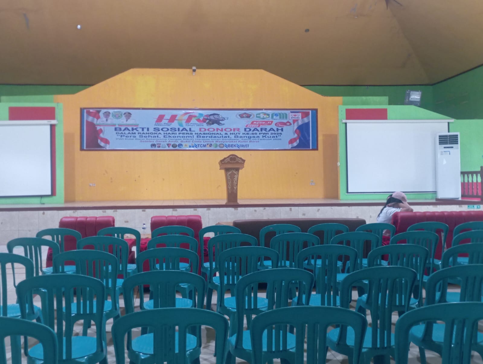 SIAP DILAKSANAKAN: Persiapan kegiatan bakti sosial donor darah dalam rangka peringatan HPN dan HUT PWI ke- 80 sudah 100 persen.