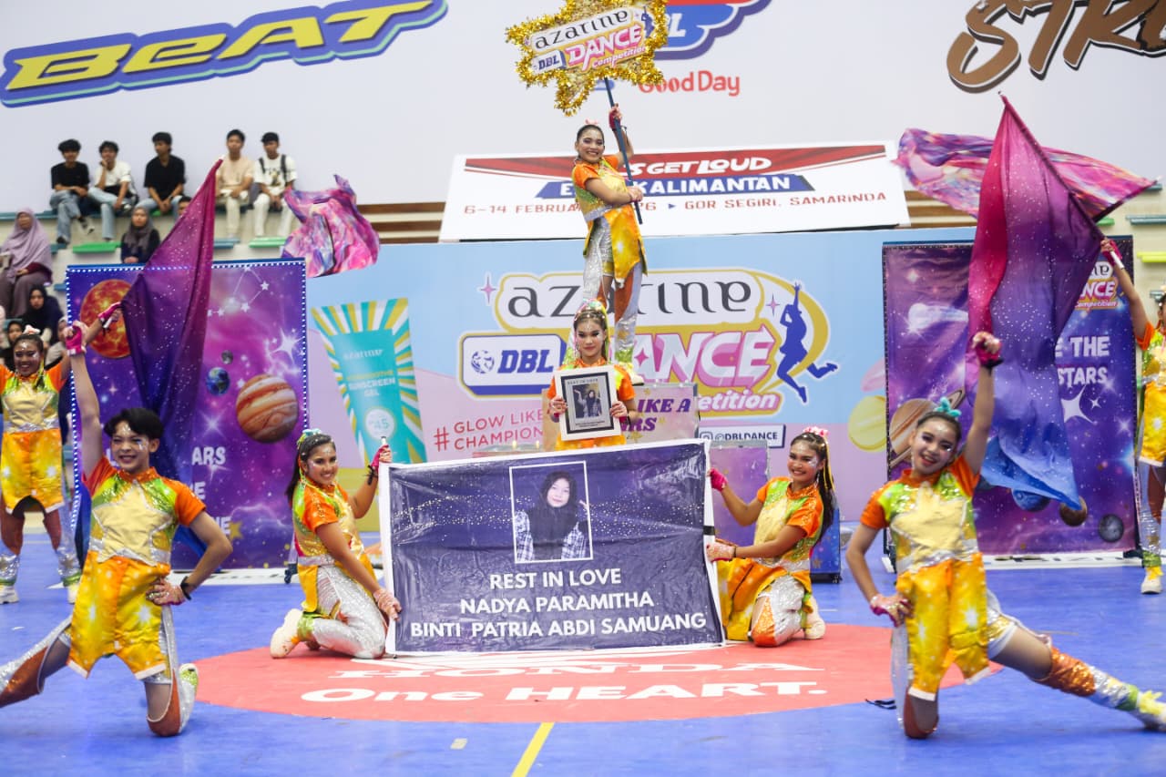 Penampilan BNB Crew SMAN 2 Tenggarong ditutup dengan tribute untuk Nadya Paramitha.