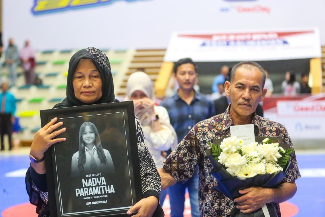 Keluarga mendiang Nadya Paramitha hadir di GOR Segiri Samarinda.