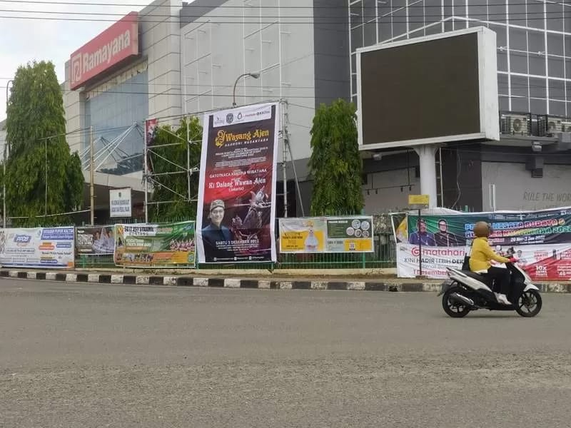 PENDAPATAN TERBANYAK: Videotron yang berada di simpang tiga Taman Plaza Ramayana ini menjadi salah satu penyumbang keuntungan Perumda AUJ.