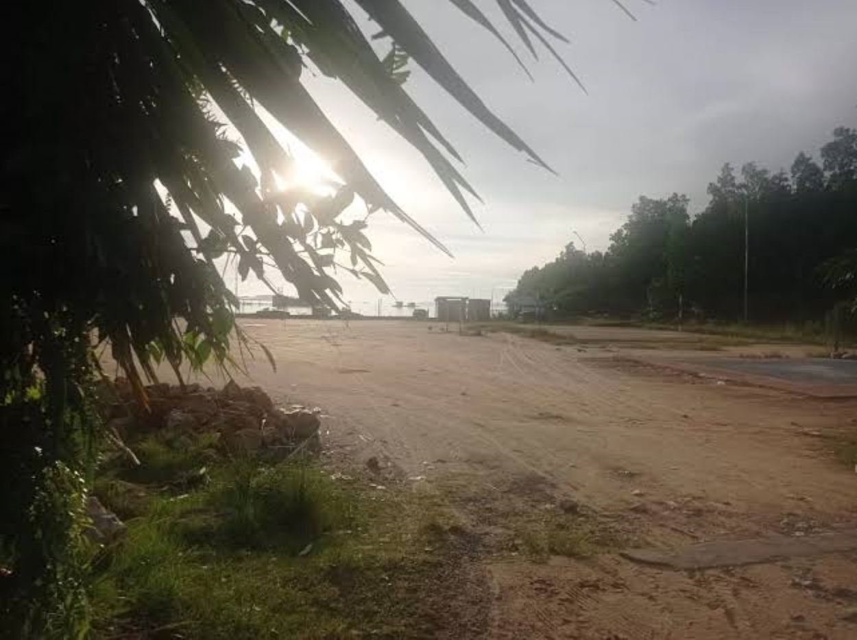 LOKASI: Lapangan samping Mangrove Edu Park Berbas Pantai ini bakal disulap menjadi fasilitas olahraga di dalamnya terdapat lapangan mini soccer.