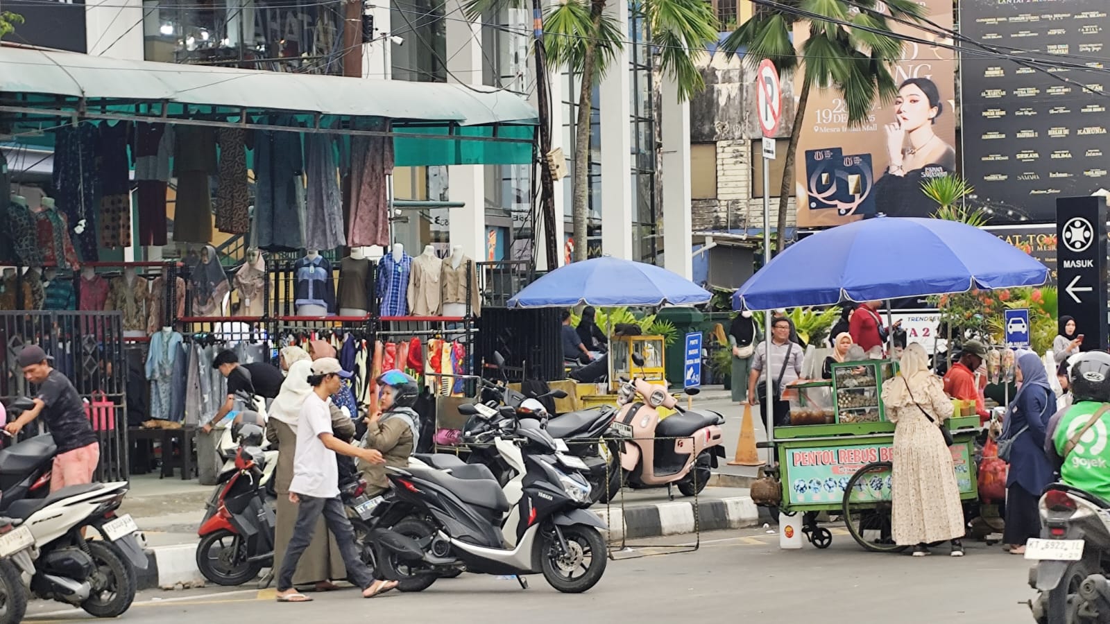 SEMRAWUT: Kawasan Jalan KH Khalid Kecamatan Samarinda Kota masih menjadi titik parkir liar yang belum bisa ditertibkan pemkot.