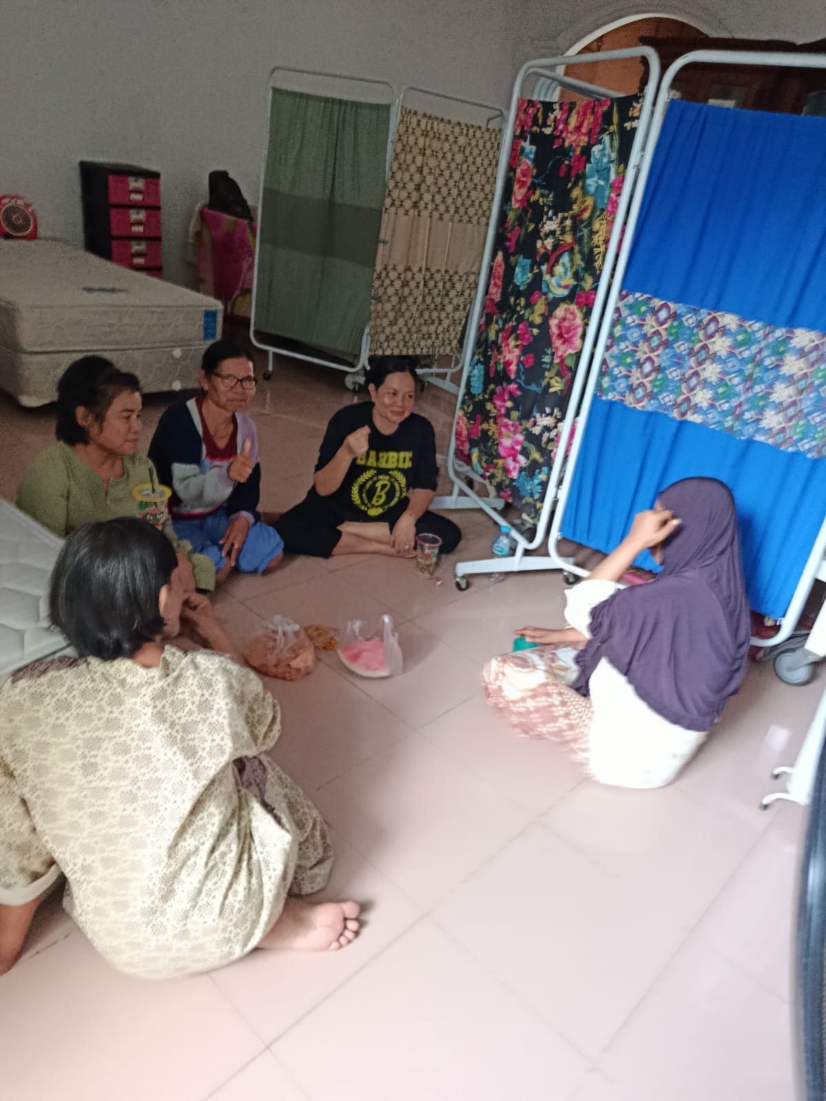 TEMPAT SEMENTARA: Pasien kanker dan pendamping beraktivitas di Rumah Singgah Kanker Etam, Samarinda, menjadi tempat pulang sementara bagi pejuang kanker dari berbagai daerah yang menjalani pengobatan.