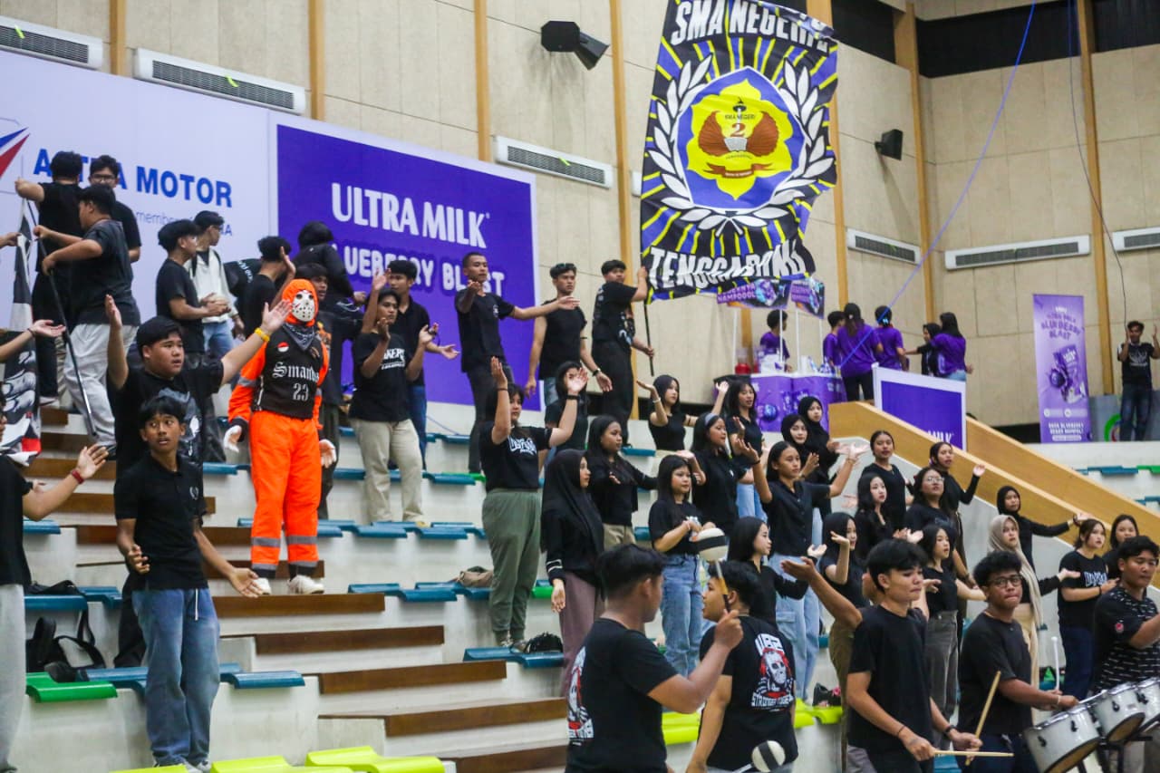 Duka tak memadamkan semangat Ultras Smanda untuk mendukung SMAN 2 Tenggarong di DBL Samarinda, Ahad (8/2).