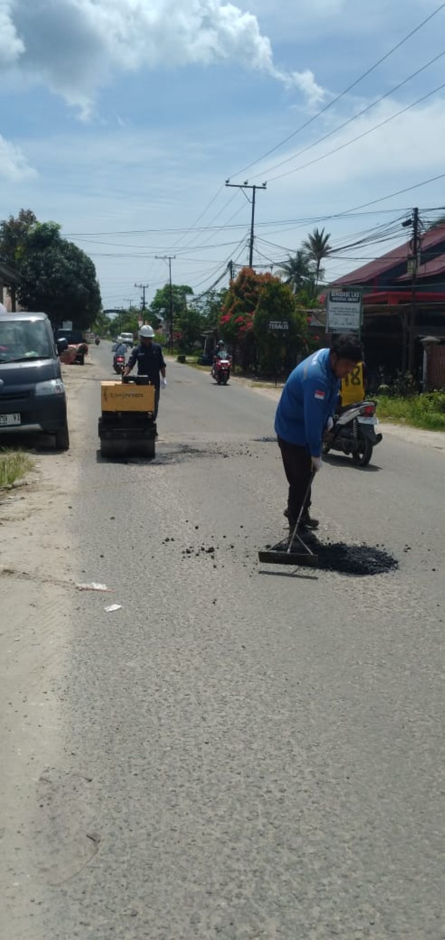 Dinas PUPR PPU melakukan pemeliharaan jalan meskipun terjadi pengurangan anggaran di tahun ini.