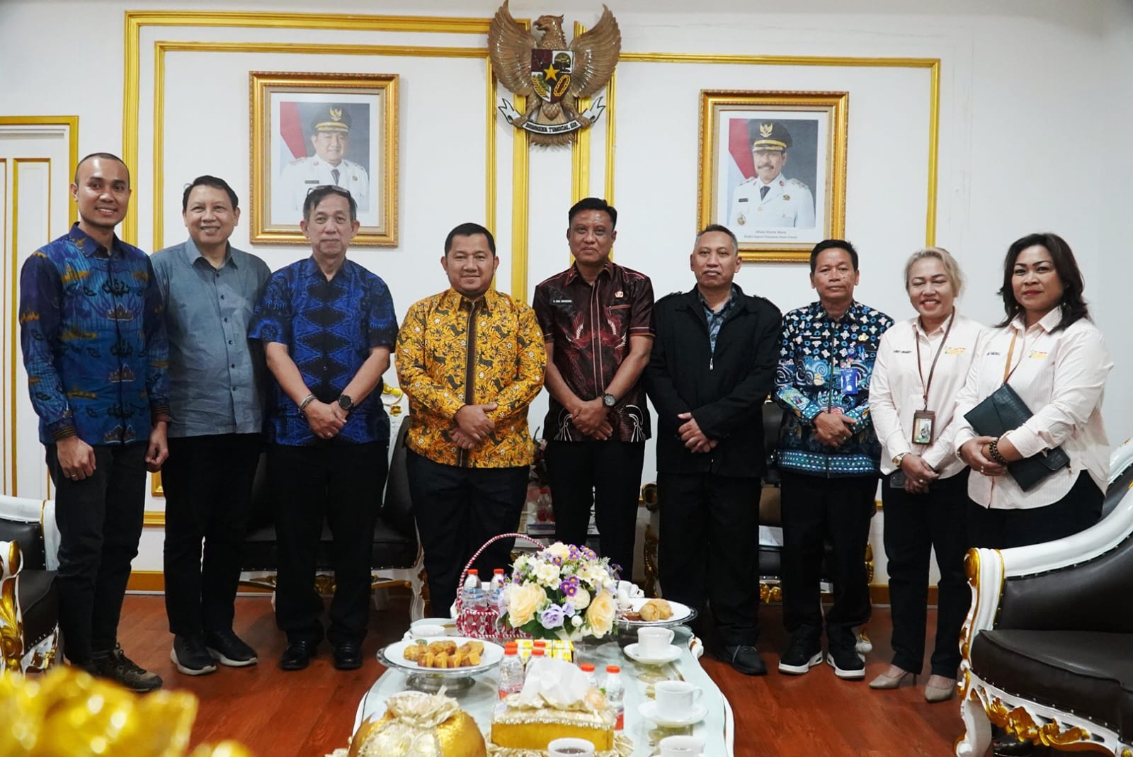 Mudyat Noor (batik kuning) bersama jajaran Astra mendukung sektor pendidikan PPU.  &nbsp;