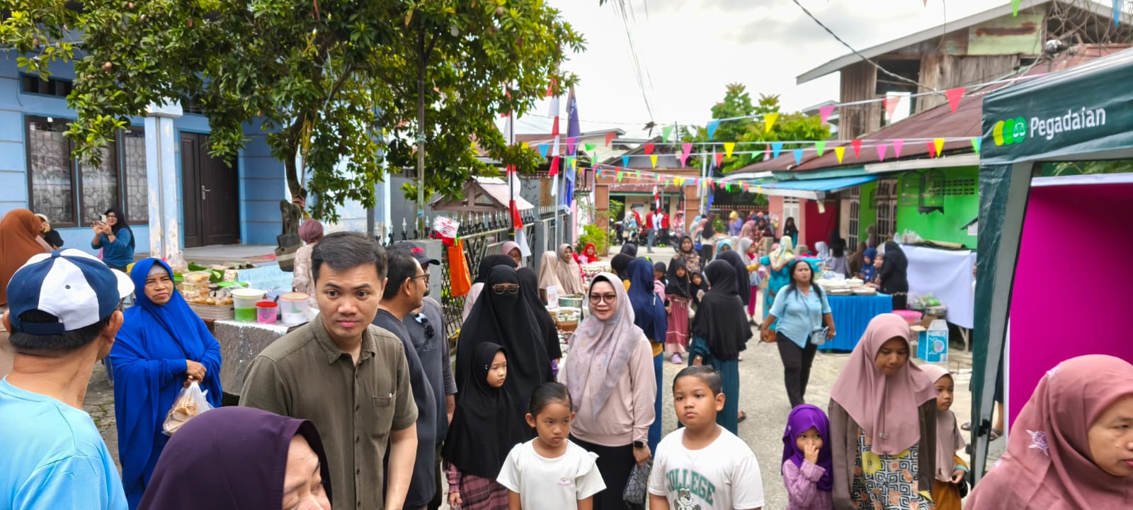 Ramai pengunjung berdatangan berbelanja di Pasar Rakyat Senayan di RT 87 Kelurahan Karang Rejo yang menyediakan 30 stan UMKM.