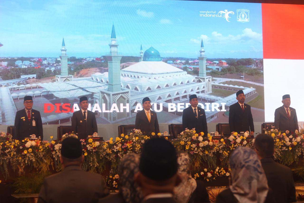 SINERGI: Wali Kota Balikpapan Rahmad Mas&rsquo;ud bersama pimpinan DPRD dan unsur Forkopimda menghadiri Rapat Paripurna HUT ke-129 sebagai wujud sinergi legislatif dan eksekutif dalam pembangunan Balikpapan