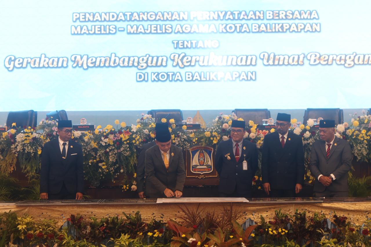 JAGA KERUKUNAN: Wali Kota Balikpapan Rahmad Mas&rsquo;ud bersama Ketua DPRD Balikpapan Alwi Al Qadri serta pimpinan DPRD menandatangani komitmen Gerakan Membangun Kerukunan Beragama.