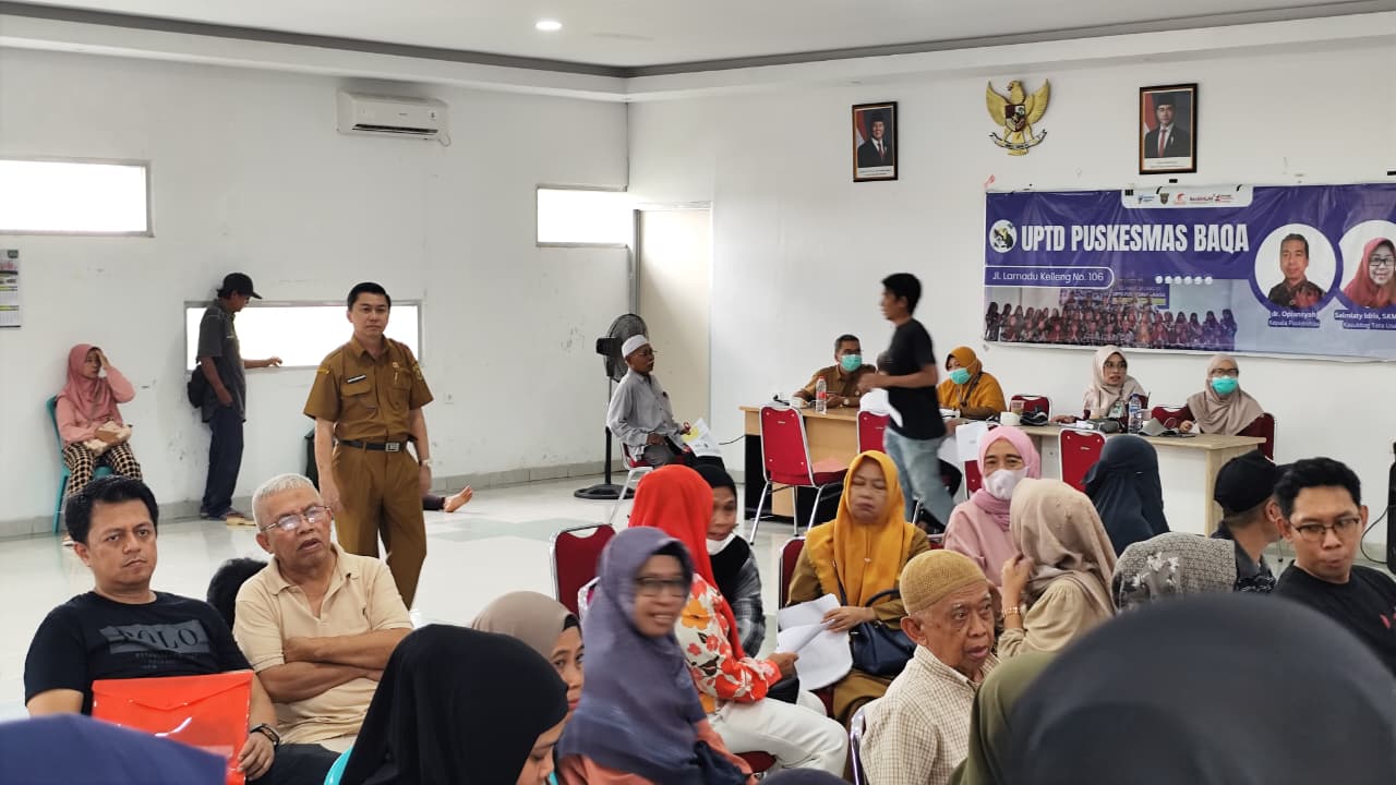 PERSIAPAN: Puluhan calhaj Samarinda mengikuti kegiatan vaksinasi massal, sebelum keberangkatan yang dijadwalkan mulai akhir April mendatang, di Puskesmas Baqa, Senin (9/2).