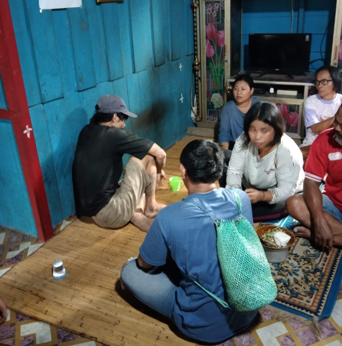 PULANG: Trisno (duduk bertopi) tersesat selama dua hari sebelum ditemukan petugas gabungan.