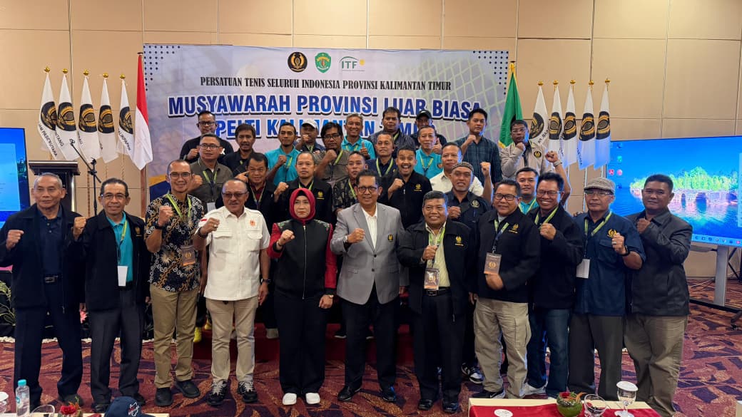 MATANG : Wahyu Hernaningsih (lima kiri) usai terpilih sebagai ketua Pelti Kaltim.